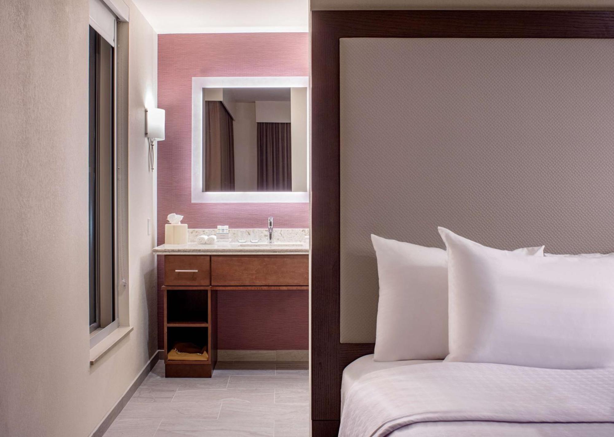 One-Bedroom Queen Suite Two Queen Beds Non-Smoking