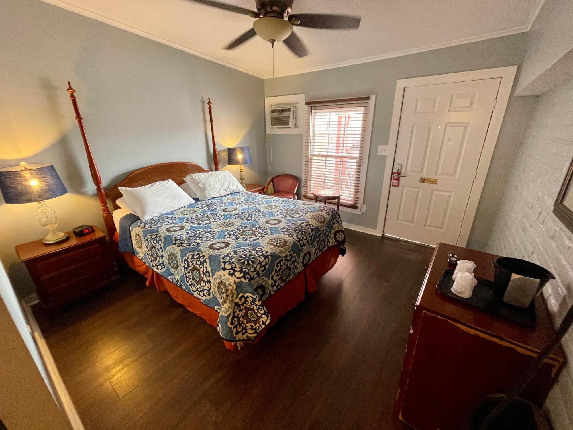 Standard Queen Room